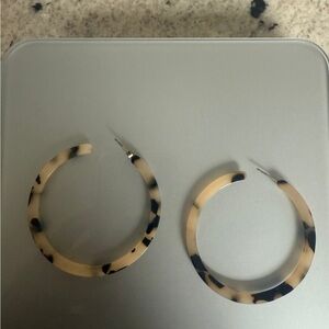 Black and beige tortoise pattern hoop Earrings